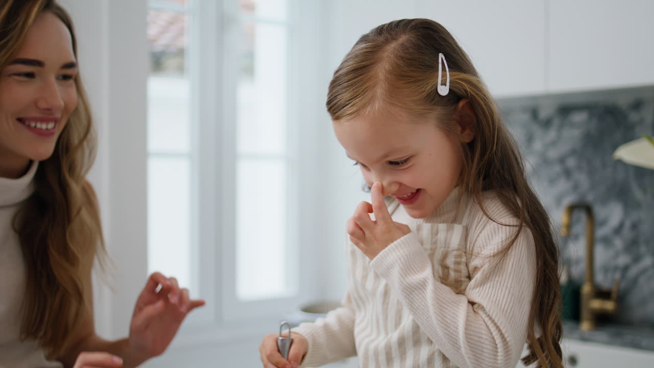 미소 짓는 어머니, 딸을 는 코, 부을 가까이 쳐다보는 재미있는 아기, 반죽을 시도하는 아기