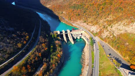 Atemberaubende-4K-Drohnenaufnahmen-Aus-Der-Luft-Vom-Wasserkraftwerk-Am-Fluss-Soča