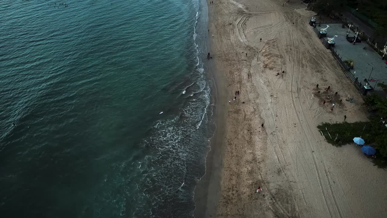 bellas imágenes de drones de kuta, seminyak y double six beach en bali