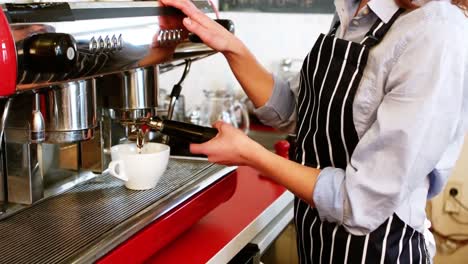 Camarera-Preparando-Una-Taza-De-Café-En-El-Mostrador