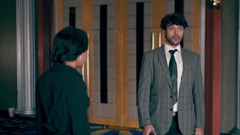 슈트를 입은 남자가 로 ⁇ 처럼 춤을 춘다.