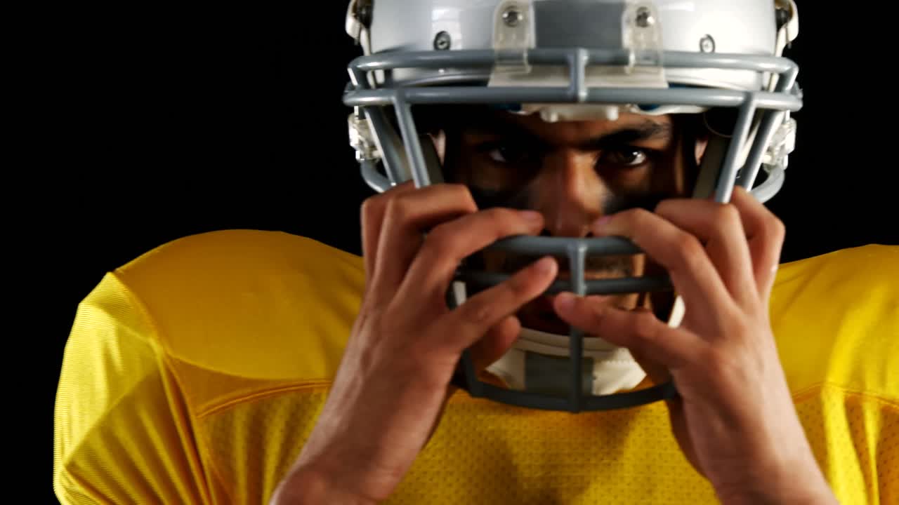 Giocatore di football americano con il casco 4k