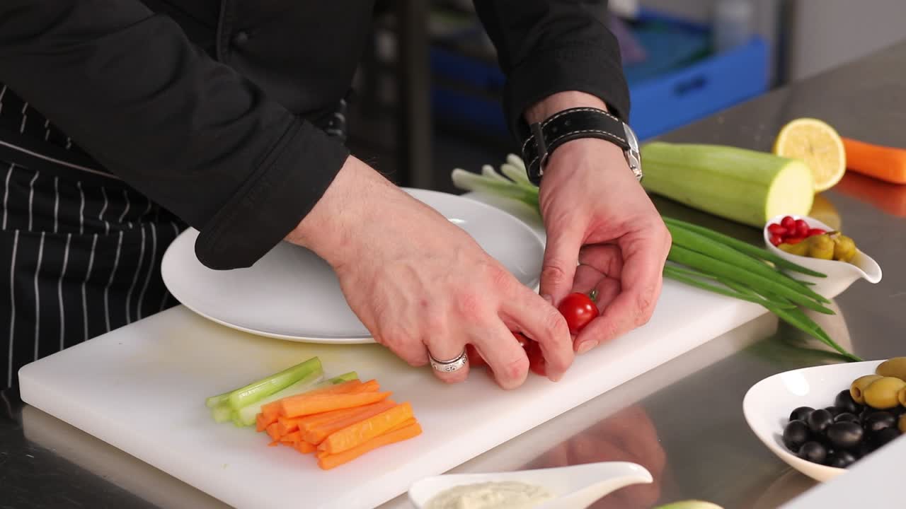el chef preparando una colorida ensalada de verduras