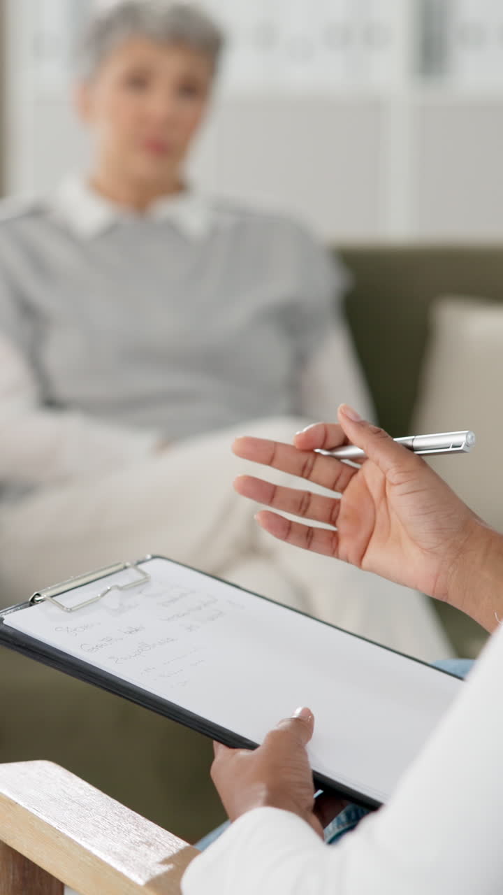 Terapeut taler med patient i terapisession