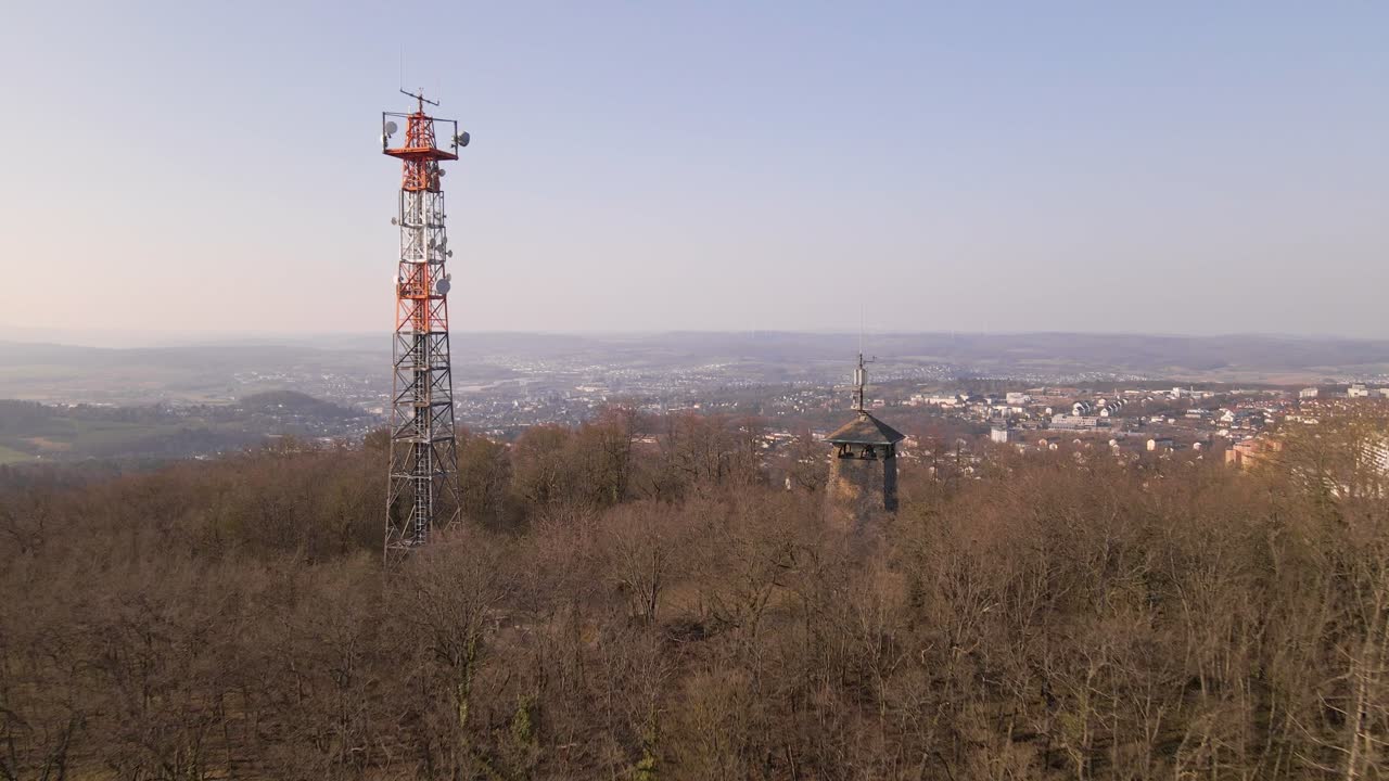sobrevuelo de la torre aérea stoppelberg y la torre de vigilancia con vistas a la ciudad.