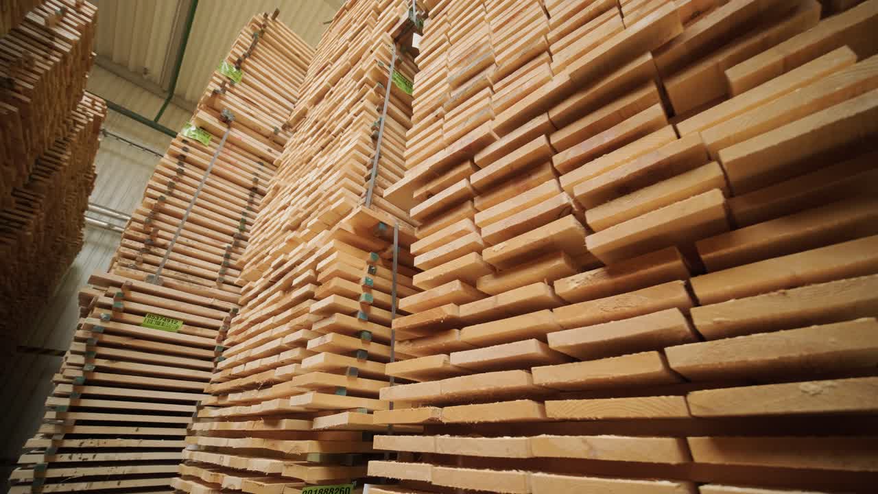 Tumpukan Besar Papan Kayu di Gudang Kayu