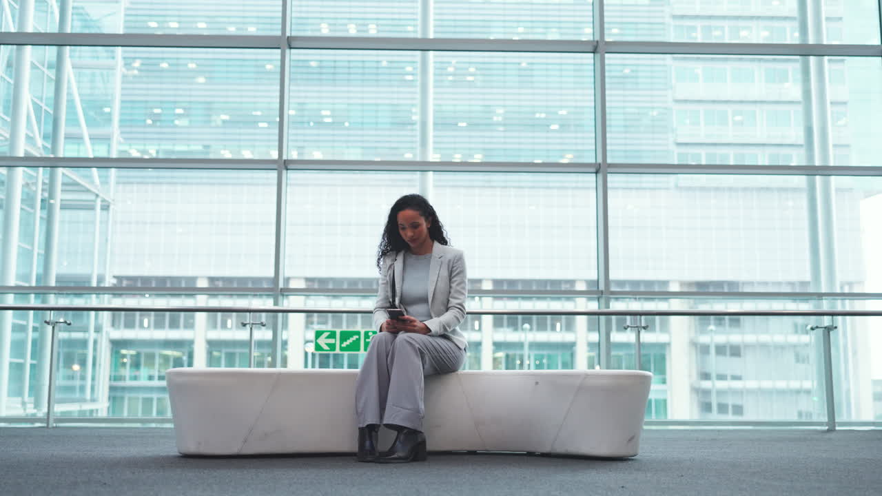 aeropuerto ocupado, gente y una mujer con un teléfono