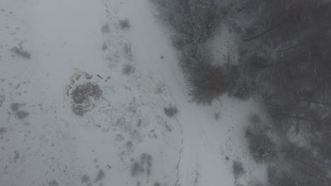 Luftaufnahme-Eines-Mannes,-Der-In-Einem-Schneesturm-Läuft.