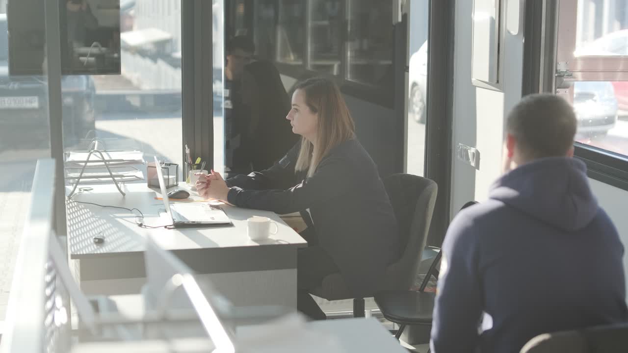 Responsabile del servizio auto che lavora alla scrivania in ufficio