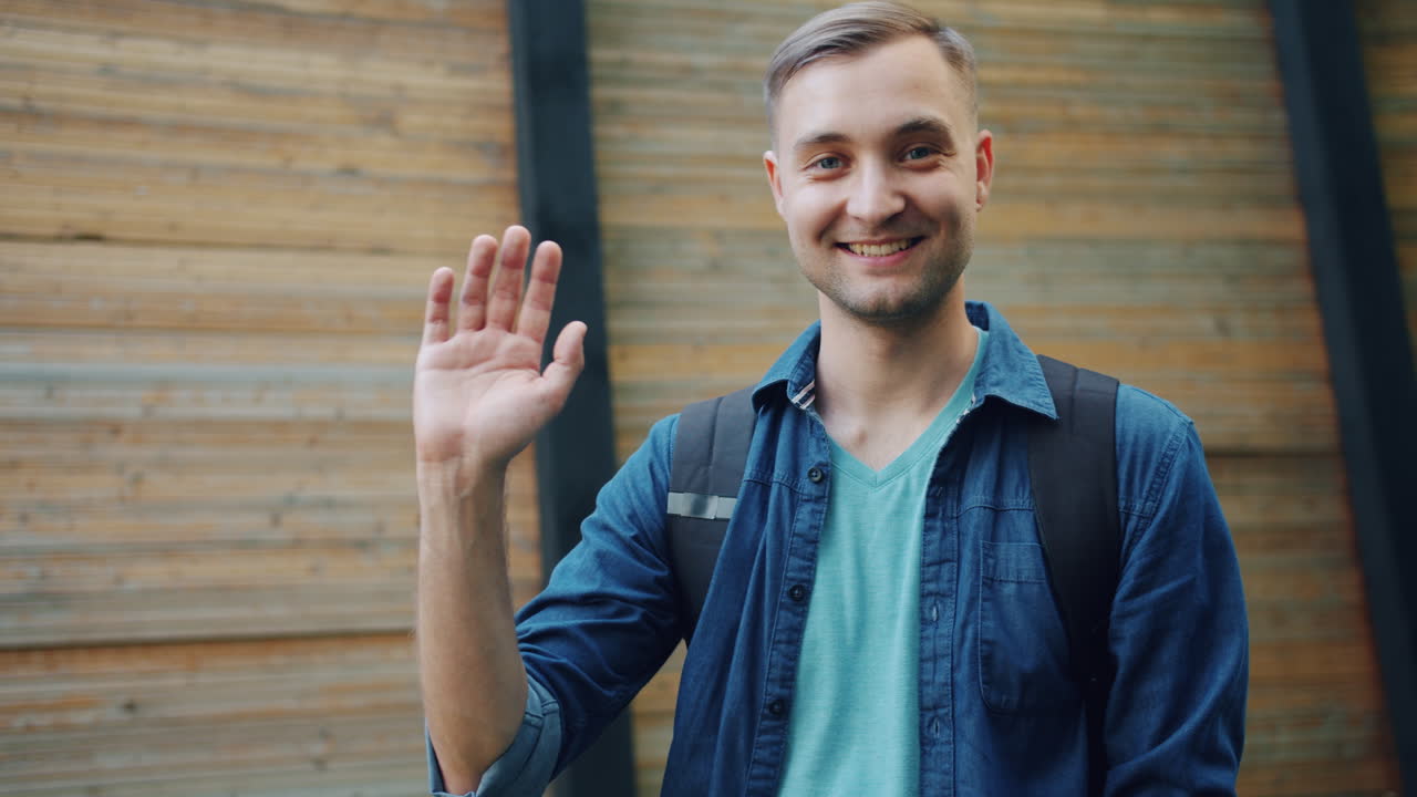 hombre saludando y sonriendo