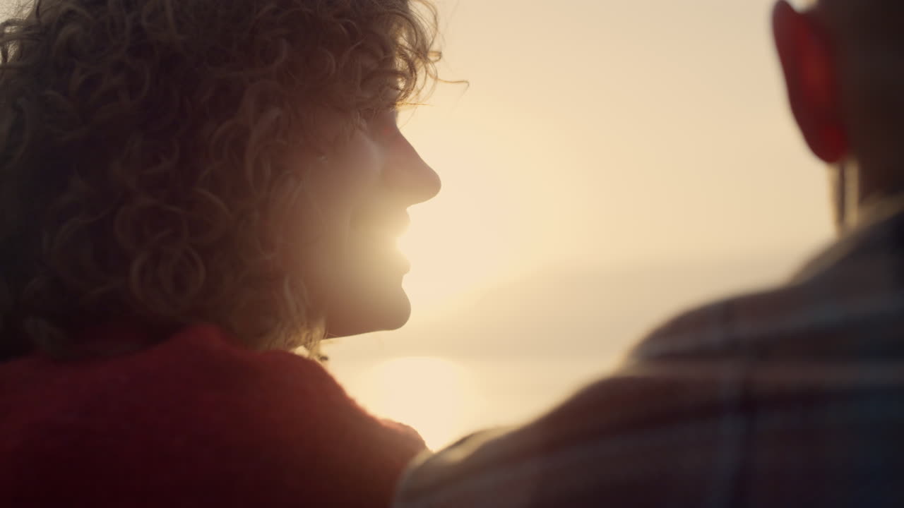 mujer y hombre felices mirando el atardecer. una pareja alegre disfrutando de un momento romántico
