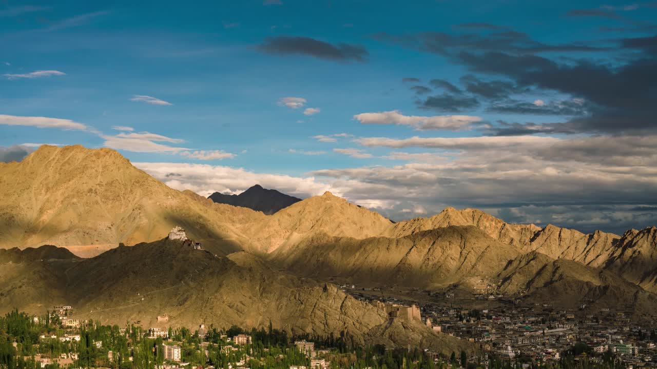 Dansende skygger fra bevægelige skyer over Tsemo Maitreya-klosteret, Leh, Ladakh