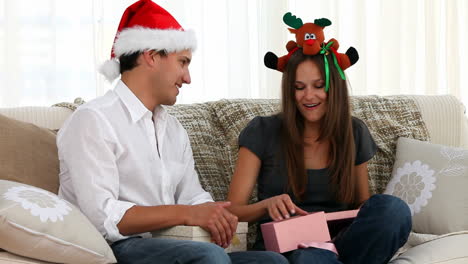 familias felices celebrando el día de navidad