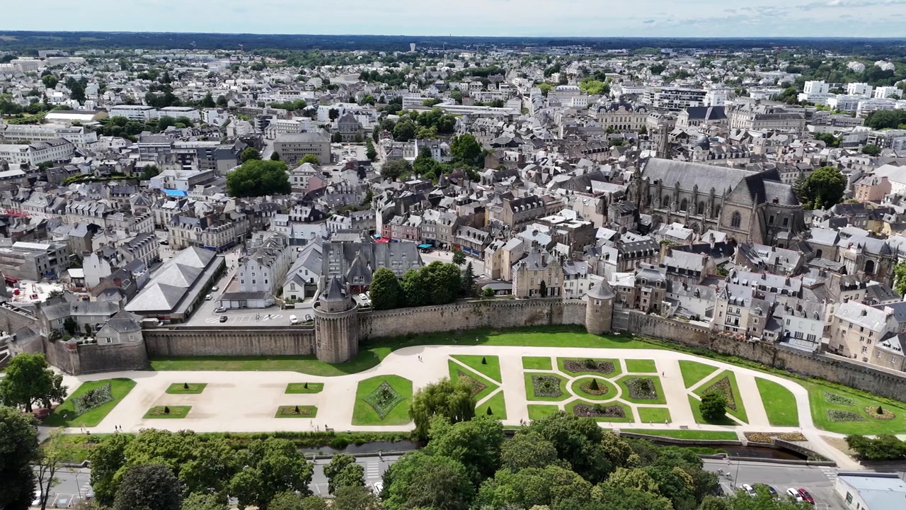 Fortificazioni, Vannes, Bretagna, Francia. Ripresa aerea panoramica con drone della città storica.