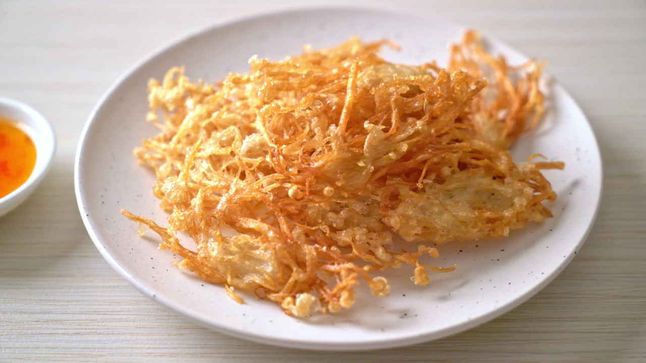 튀긴 에노키 버섯 또는 황금 바늘 버섯 - 완전 채식 및 채식 음식 스타일