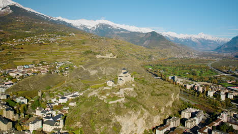 panorama de la basílica de valere y el castillo de tourbillon en sion, cantón de valais, suiza