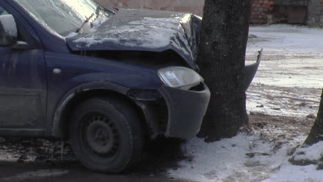 El-Coche-Patinó-Y-Se-Estrelló-Contra-Un-árbol