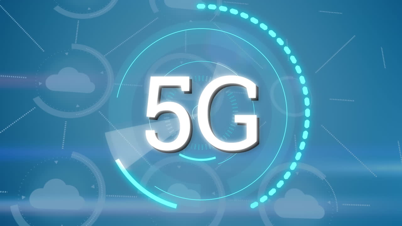 nuvole e 5g scritti nel mezzo di un cerchio futuristico