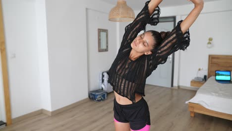 mujer estirándose en un apartamento moderno