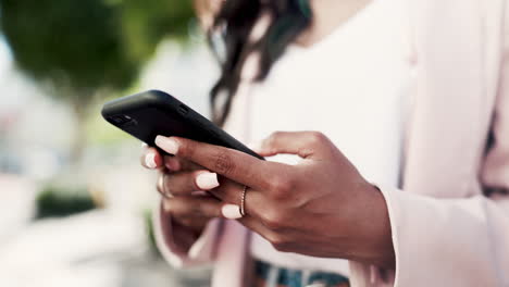 Mujer,-Teléfono-Y-Manos-Escribiendo-En-La-Ciudad.