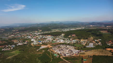 drone aéreo disparó sobre casas de pueblo rodeadas de campos agrícolas verdes en tu tra, distrito de don duong, lam dong, vietnam en un día soleado
