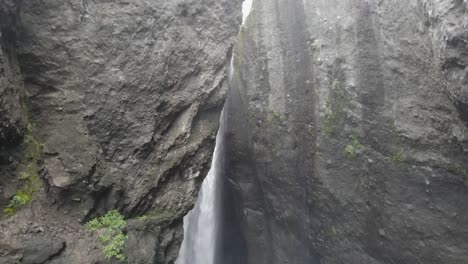 imágenes de drones de una cascada en un estrecho cañón en el circo de mafate en la isla de la reunión