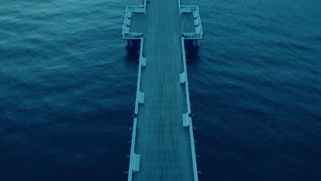 Imágenes-Aéreas-Sobre-Un-Muelle-De-Madera-Vacío-Al-Amanecer