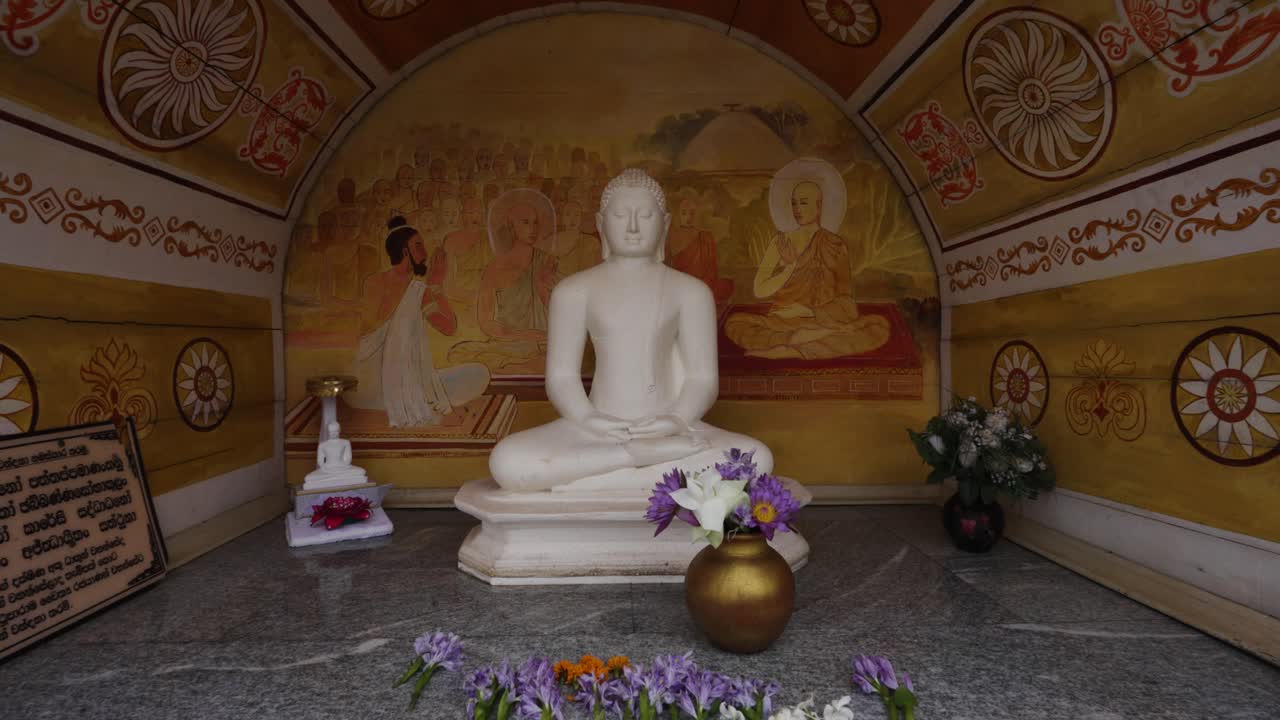 Statua di Buddha all'interno di un tempio ad Anuradhapura, Sri Lanka, che evidenzia l'atmosfera spirituale e il significato religioso