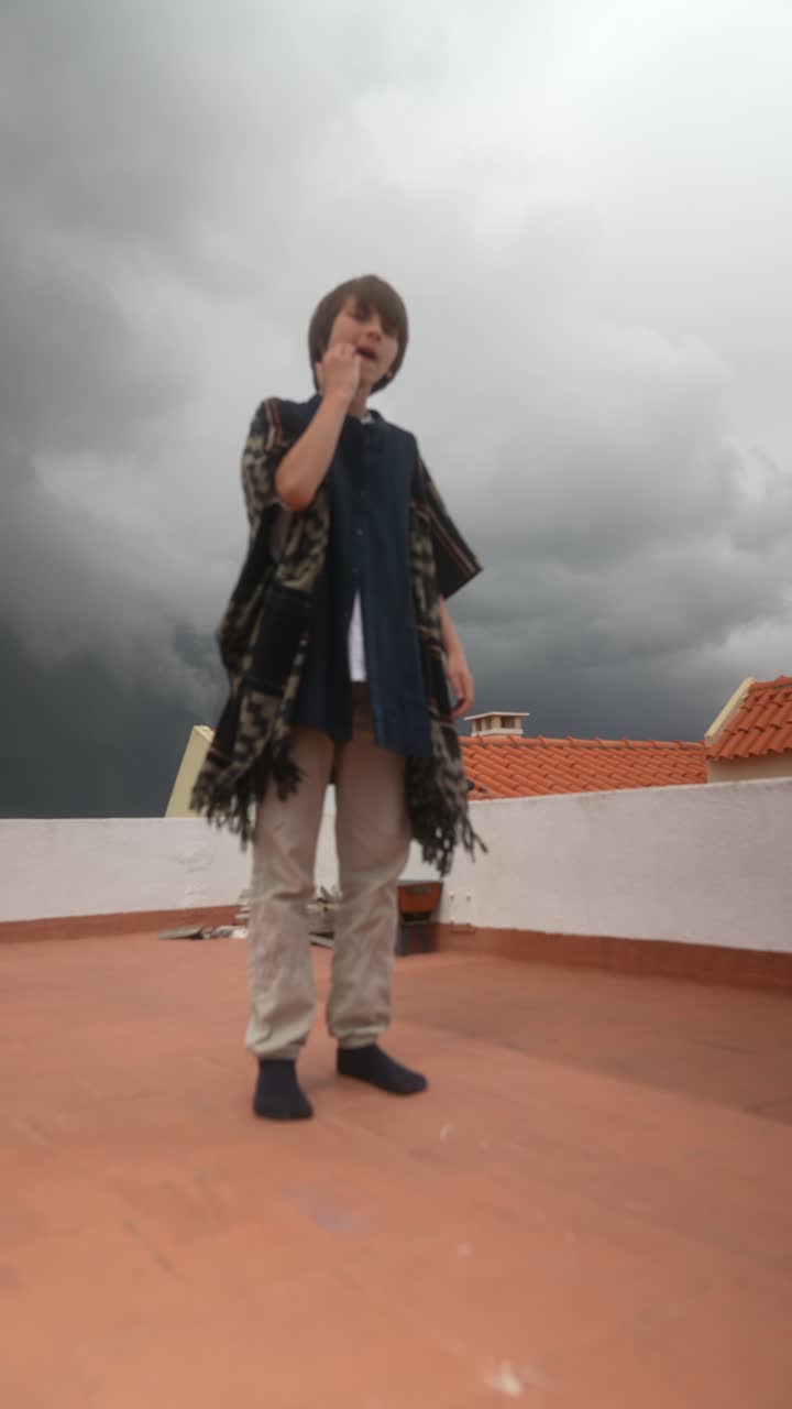 Bambino su un tetto durante una tempesta