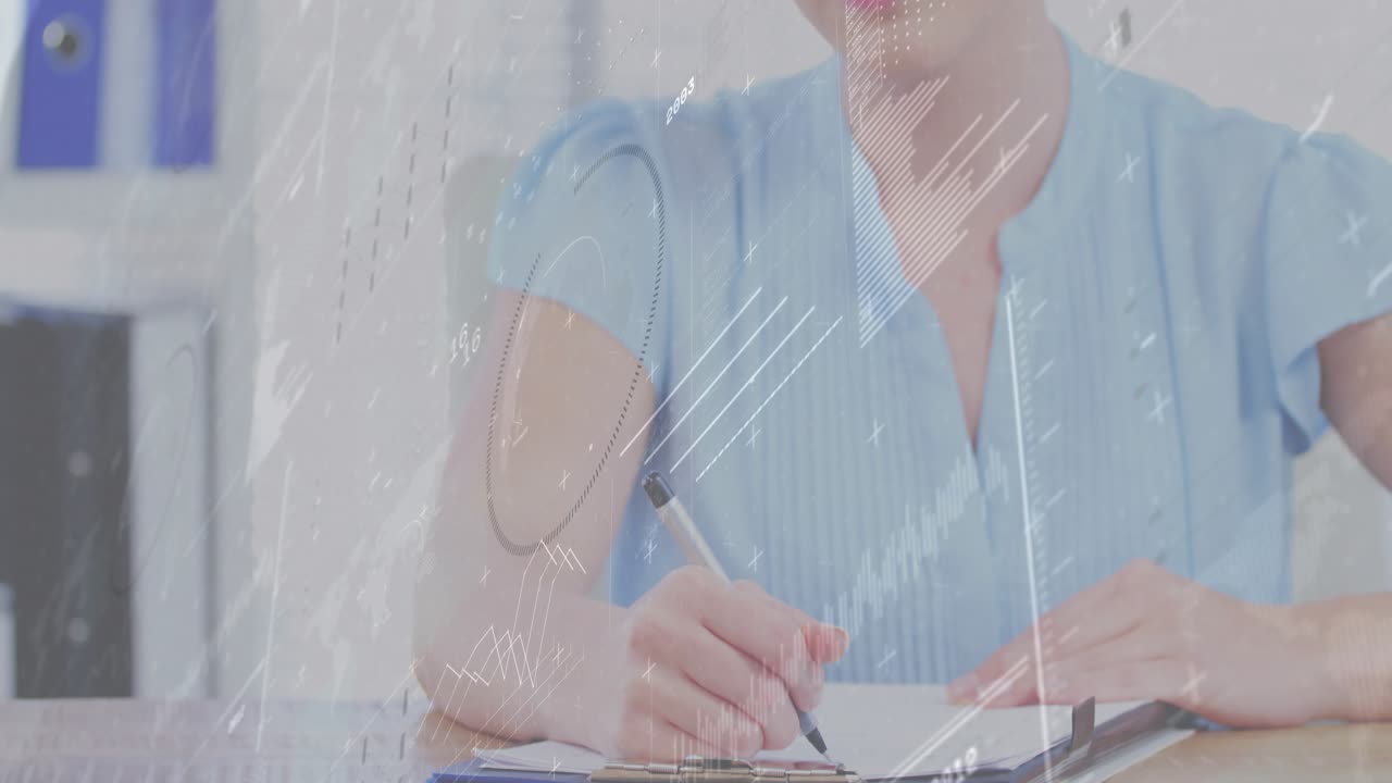 Profissional de escritório do sexo feminino marcando dados em papel para revisão com gráficos animados surgindo e sorrindo
