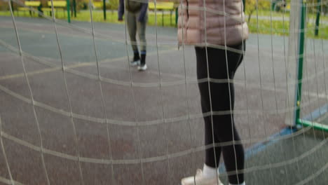 mujer pasando una pelota de fútbol