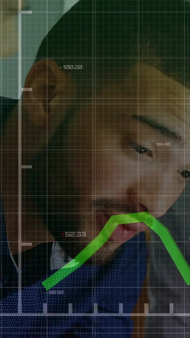 Video verticale: Griglia e linea verde che attraversano il viso, uomo che sposta lo sguardo, che parla in auto per la finanza.