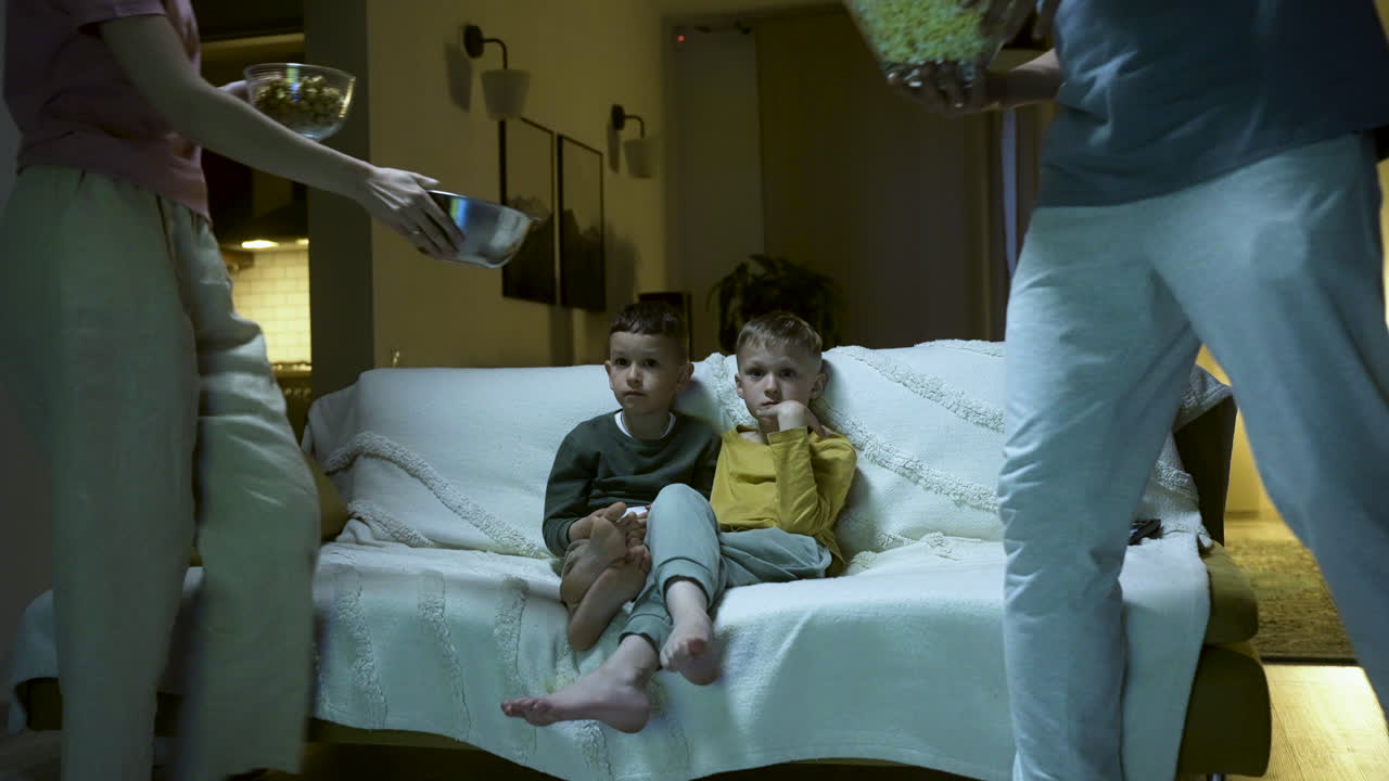 가족 이 영화 를 즐기는 것