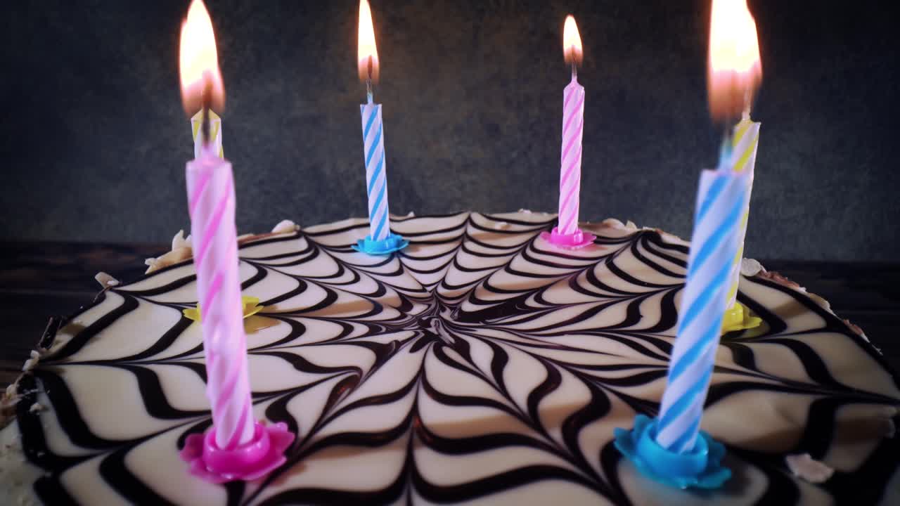 velas en el pastel de cumpleaños en primer plano.
