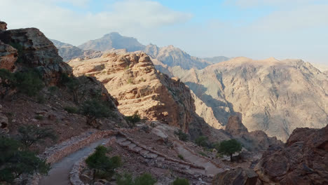 Schwenkaufnahme-Einer-Felsigen-Schlucht-Mit-Einer-Steintreppe-In-Petra,-Jordanien