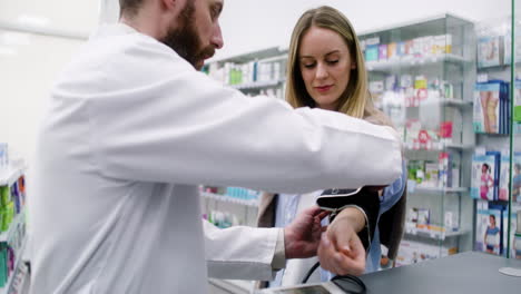 farmacéutico controlando la presión arterial