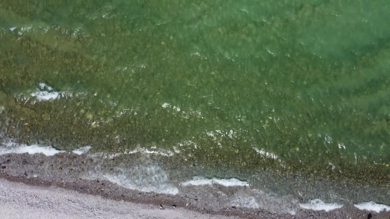 большое озеро блестит на солнце