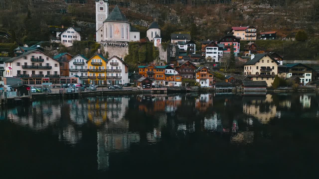 Stationær 4K-droneoptagelse af en horisontal panorering over facaden af den ikoniske østrigske eventyrby beliggende i Oberösterreich.