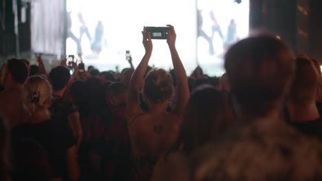 Menge-Junger-Fans,-Die-Das-Konzert-Genießen