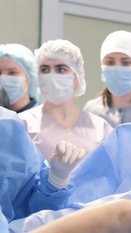 equipo médico en la sala de operaciones