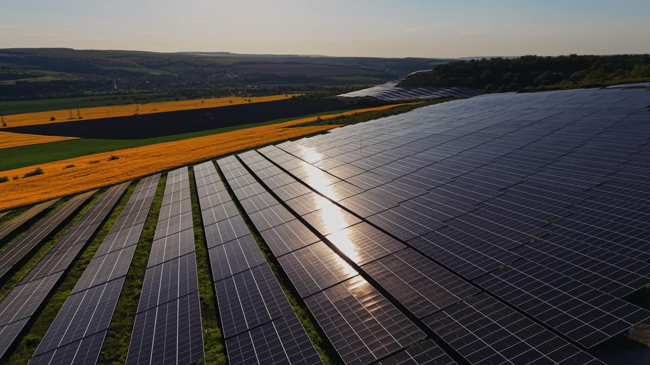 Solpaneler dækker et stort område under dagslyshimlen.