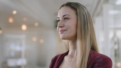 Retrato-De-Una-Mujer-De-Negocios-Exitosa-Sonriendo-Confiada-Con-Los-Brazos-Cruzados-Disfrutando-Del-Liderazgo-Corporativo-Joven-Ejecutiva-Planificando-El-Futuro-Positivo-En-La-Oficina-Imágenes-De-4k