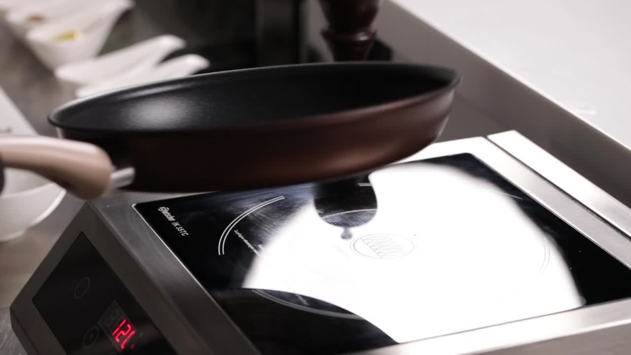 팬에 버터를 녹이는 것