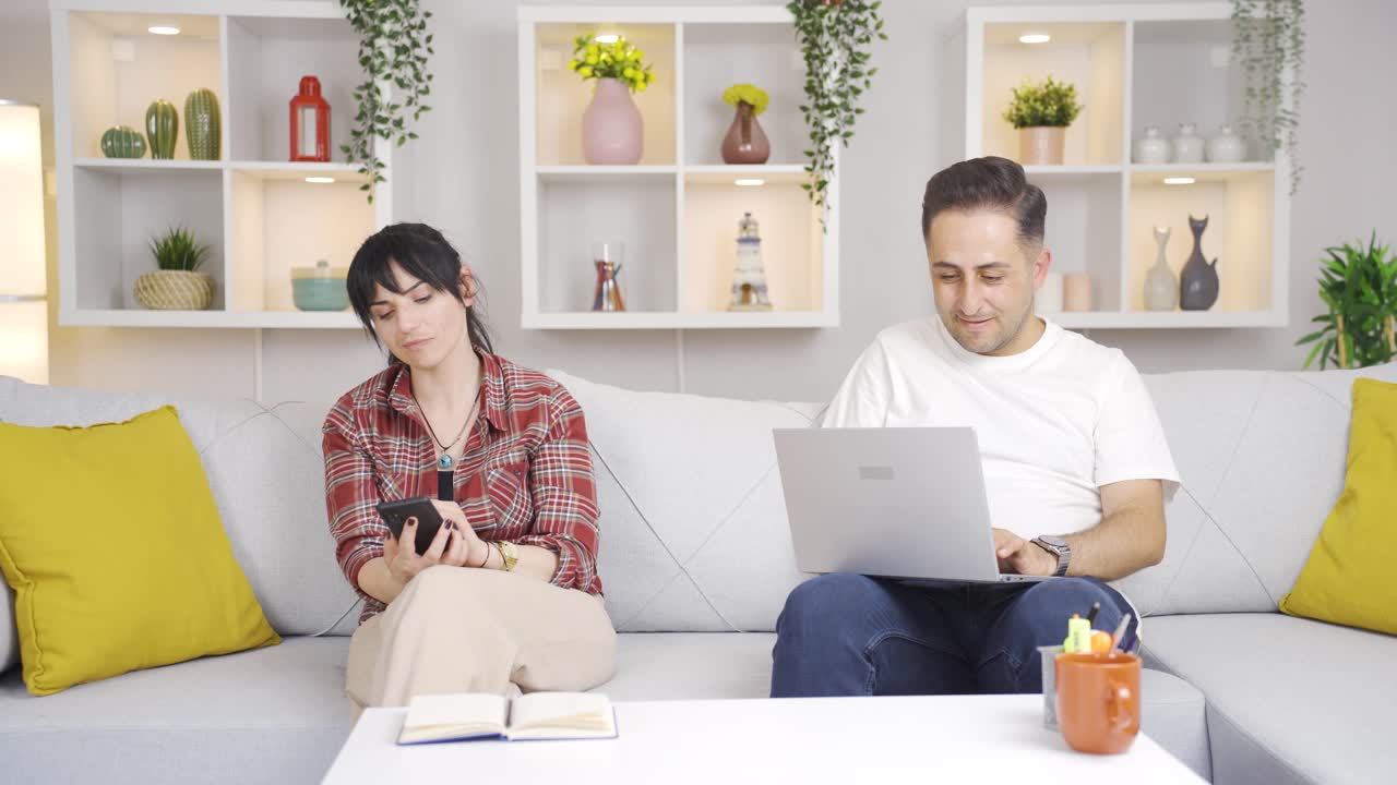 아내에게서 무언가를 숨기는 남자.