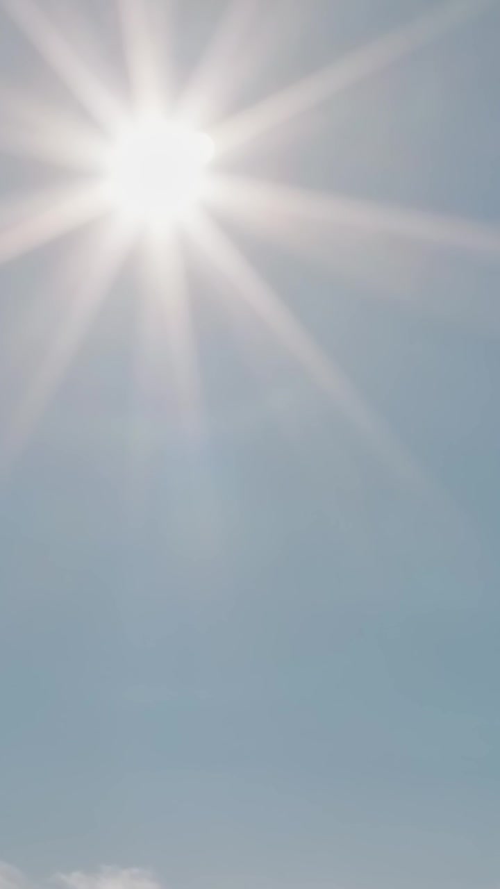Sol brilhante sobre a costa da Califórnia durante um dia claro