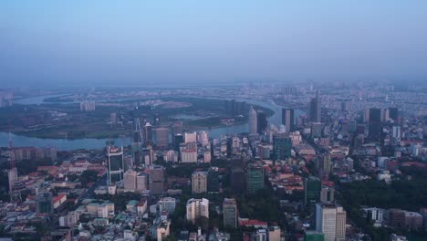 Vista-Aérea-De-La-Ciudad-De-Ho-Chi-Minh-Y-El-Río-Saigón-En-La-Luz-Clara-Y-Soleada-De-La-Tarde