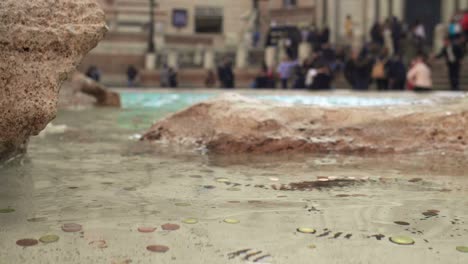 monedas en la fontana de trevi