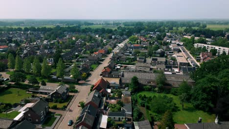 Vista-Aérea-Del-Centro-De-La-Ciudad-De-Budel-Centrándose-En-Mathijsenstraat-En-El-Pueblo-De-Brabante.