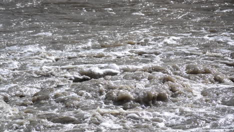 Schlick-beladenes-Heißes-Quellwasser-Brodelt-Und-Kocht-In-Zeitlupe-Im-Yellowstone-Nationalpark