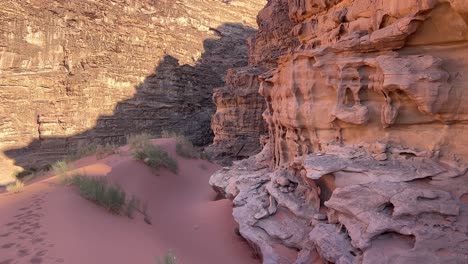 Toma-De-Establecimiento-De-Las-Vastas-Arenas-Rojas-Del-Desierto-De-Wadi-Rum,-Toma-Estable-De-Jordania-4k